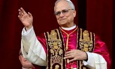 Le pape Léon XIV salue la foule, le 9 mai 2025 au Vatican ( AFP / Tiziana FABI )