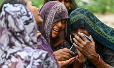 Des proches pleurent la mort d'Akash Patni, 14 ans, à Ahmedabad le 13 juin 2025 ( AFP / Punit PARANJPE )