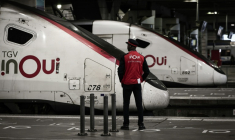 Un employé de la SNCF se tient près d'un TGV Inoui à la gare Montparnasse, le 8 mai 2025 à Paris ( AFP / Thibaud MORITZ )