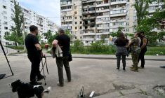 Un immeuble endommagé par une attaque de drone russe à Kiev, le 24 mai 2025 ( AFP / Sergei SUPINSKY )