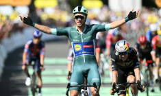 L'Italien Jonathan Milan s'impose au sprint devant le Belge Wout Van Aert, à l'arrivée de la 8e étape à Laval, le 12 juillet 2025 ( AFP / Marco BERTORELLO )