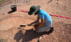 Une paléontologue cherche des œufs de dinosaures sur le site de la montagne Sainte-Victoire, près d'Aix-en-Provence, le 25 juin 2025 dans les Bouches-du-Rhône ( AFP / Christophe SIMON )