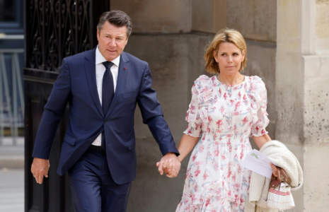 Le maire de Nice Christian Estrosi et son épouse Laura Tenoudji, le 7 mai 2022 à l'Elysée, à Paris ( AFP / Ludovic MARIN )
