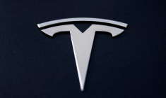 Le logo Tesla sur une voiture  Lyon le 2 avril 2025 ( AFP / Alex MARTIN )
