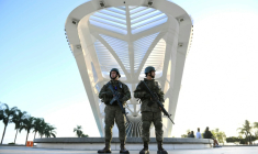 Des membres de la marine brésilienne patrouillent dans le centre ville de Rio de Janeiro, où se tiendra le sommet des Brics 2025, le 5 juillet 2025 ( AFP / Daniel RAMALHO )