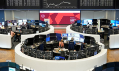 Des graphiques de l'indice boursier allemand DAX sont affichés à la bourse de Francfort