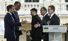 (g-d) Le président français Emmanuel Macron, le chancelier allemand Friedrich Merz, le président ukrainien Volodymyr Zelensky, le Premier ministre polonais Donald Tusk et le Premier ministre britannique Keir Starmer se serrent la main après leur conférence de presse conjointe à Kiev, le 10 mai 2025 ( AFP / Genya SAVILOV )