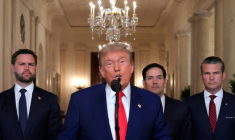 Donald Trump lors d'une allocution à la nation le 21 juin 2025 à Washington DC, avec, de gauche à droite: JD Vance, Marco Rubio, Pete Hegseth ( POOL / CARLOS BARRIA )