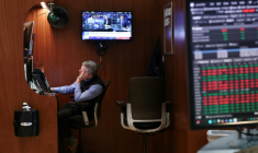 Un opérateur à la Bourse de New York, le 19 mai 2025. ( AFP / TIMOTHY A. CLARY )