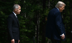 Le Premier ministre canadien Mark Carney (G) suit le président américain Donald Trump (D) lors du sommet du G7 à Kananaskis (Alberta), au Canada, le 16 juin 2025 ( AFP / Brendan SMIALOWSKI )