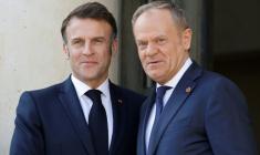 Le président français Emmanuel Macron (gauche) salue le Premier ministre polonais Donald Tusk, le 27 mars 2025 à Paris ( AFP / Ludovic MARIN )
