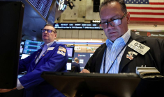Des traders travaillent sur le parquet de la Bourse de New York